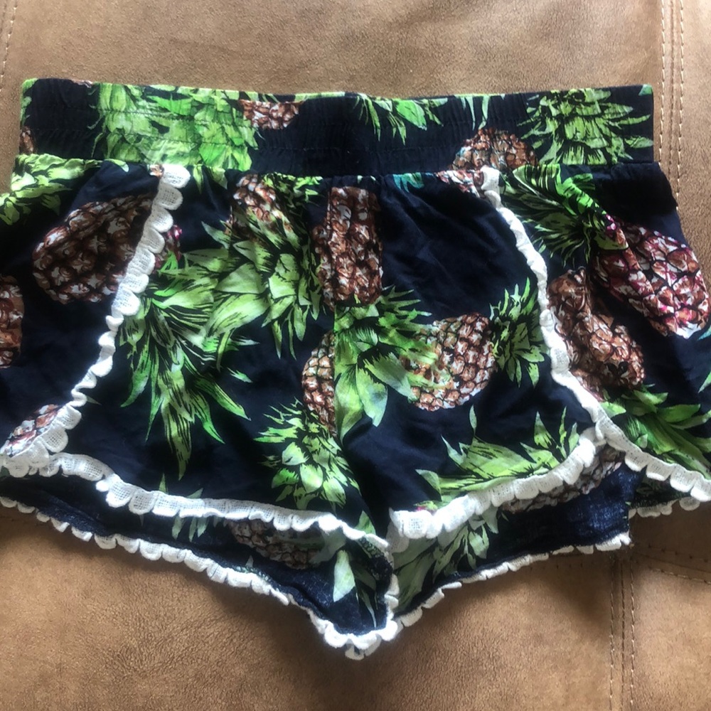 Amazing short shorts 🍍